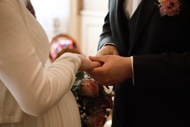 Heiraten auf Usedom, Hochzeit mit Babybauch, Hochzeitsfotos, Schwangerschaftsfotos, Hochzeitskleid, Ehering