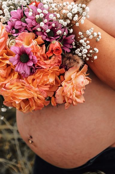 Schwangerschaftssooting, Blumen, Babybauch, Usedom, Fotografin, Babybauchfofots, Babybauchfotografie